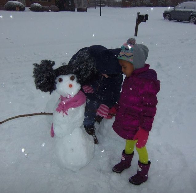 Magicpuffballs's tweet photo. This mom and daughter made sure their snow girl was rocking her puffballs!!
#representationmatters
#blackgirlmagic
#melanin
#magicpuffballs https://t.co/h83RCsEwM0