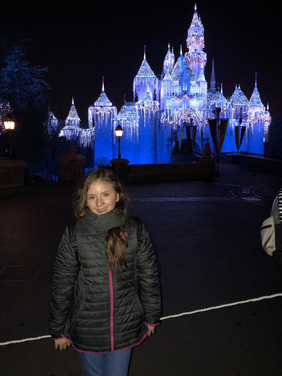 FernandaSasse's tweet photo. #DisneyHoliday 🎉❤️🎒💄👠💋 https://t.co/nwauAMC7M6