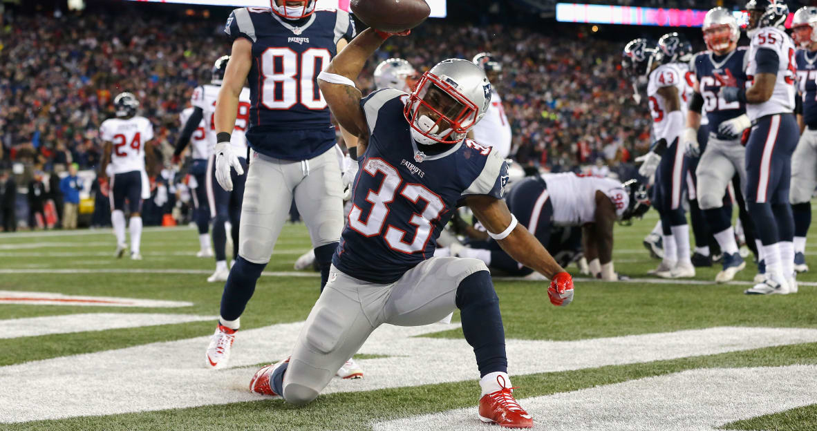 Dion Lewis picks up a prestigious award after his career day sptz.us/2DlpRdJ