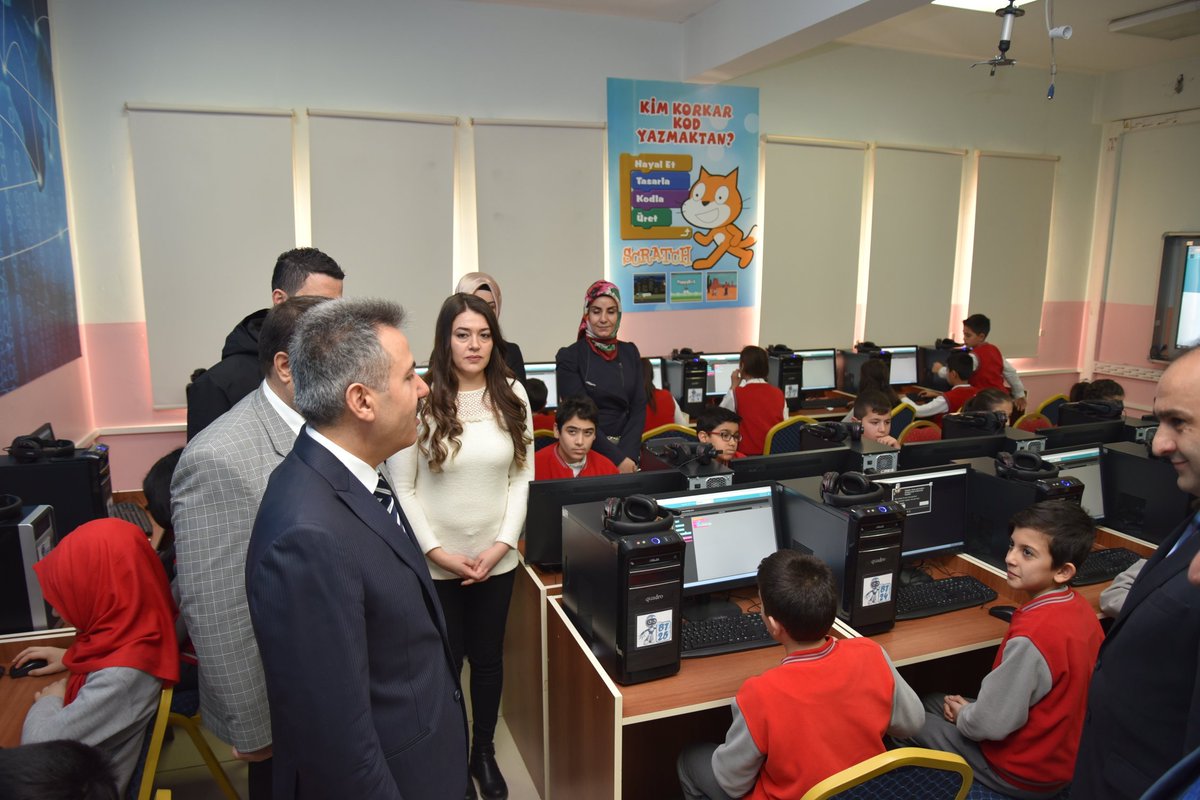 Sayın Valimizin ve İl Millî Eğitim Müdürümüzün katılımı ile KodlAğrı Projemizin resmi açılışını Ağrı Merkez Alparslan Ortaokulunda gerçekleştirdik.