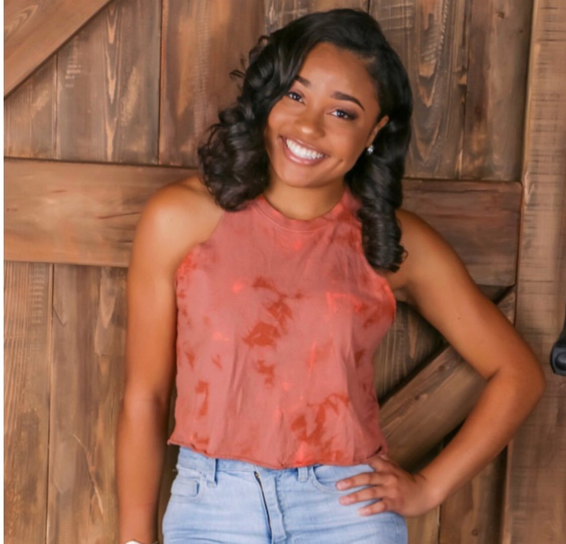 ItsMeBShara's tweet photo. Senior’18🤗✨#senior2018 https://t.co/htrgLkSv9H
