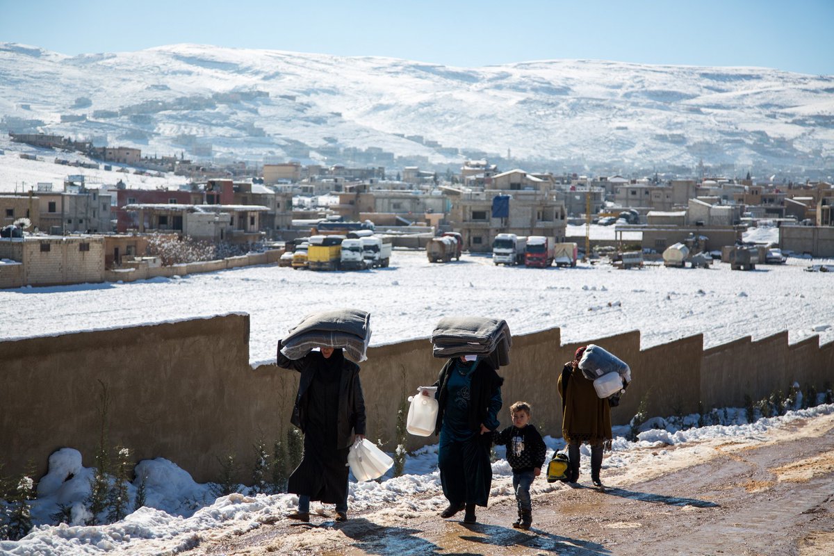 UNHCRCanada's tweet photo. Donate before midnight on Dec 31 to #makewinterwarm for refugees 

Give now at: https://t.co/Mf0LnuZMfZ https://t.co/3u17pwTwQi