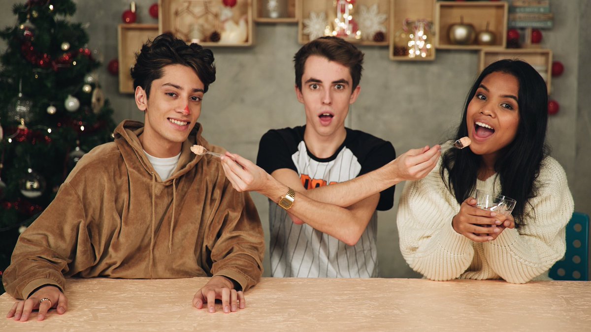 AwesomenessTVfr's tweet photo. NOUVELLE VIDÉO : https://t.co/7cSzqoSPVq 
Une dégustation de Noël un peu particulière avec @TheoGordy @SparkDise et @Dazzling_Drew ! https://t.co/e6iXtnPgpg