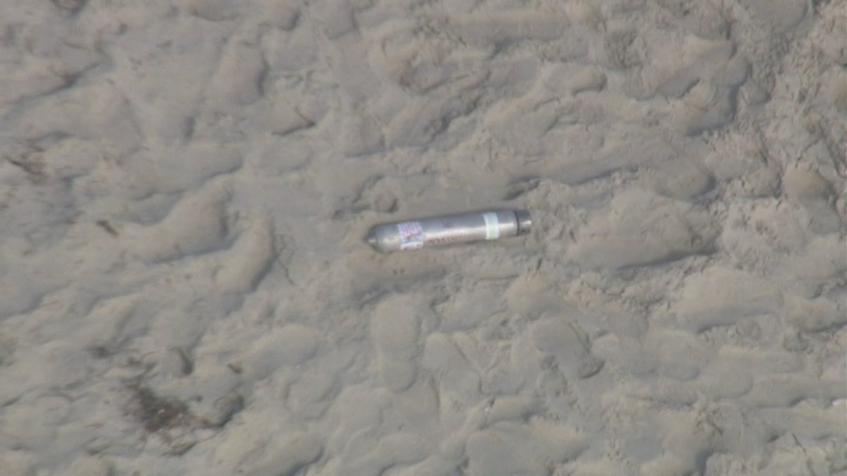 Military flare washes ashore on Miami Beach bit.ly/2pEsmpA?utm_so… https://t.co/u6nIiAo5yl