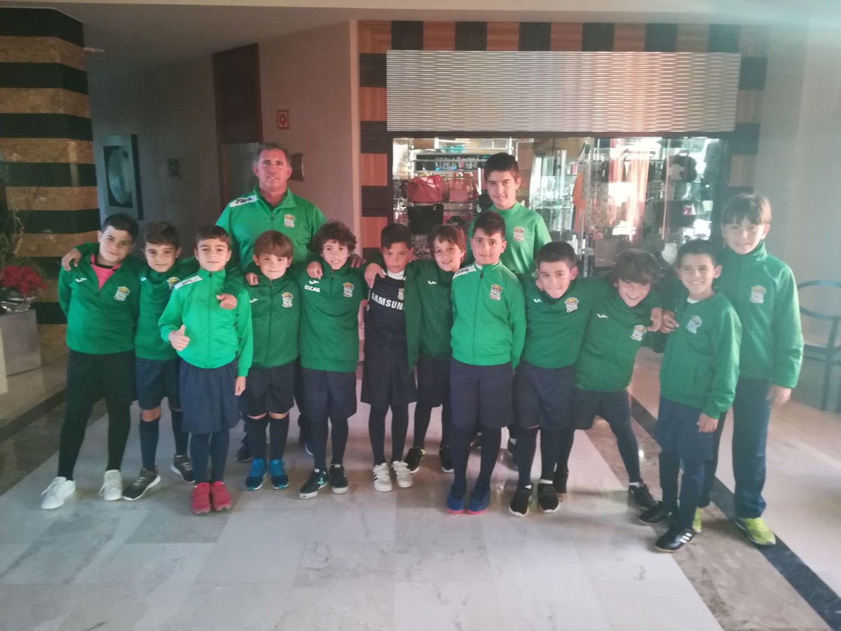 Nuestro Benjamin "A" listo y preparado para disfrutar de la #RosportCupNavidad17 . Esta tarde a las 19:20H primer partido contra el CD Rota #YosoydelSanJoseObrero