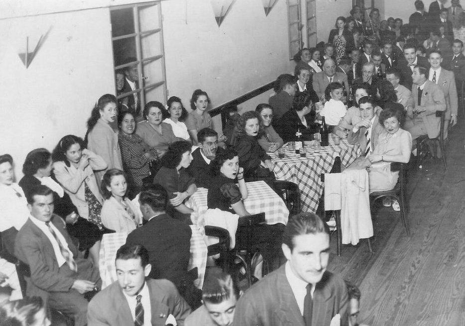 Rosariorecuerdo's tweet photo. Chicas acompañadas por sus madres,  y muchachos dispuestos a sacar a bailar a aquellas con el consentimiento de estas mediante el ritual del  cabeceo, en las mesitas ubicadas al costado de la pista del  "Cosmopolita" de Fraga y Mendoza de barrio Belgrano, en un baile en 1946 https://t.co/q9HA66g20K