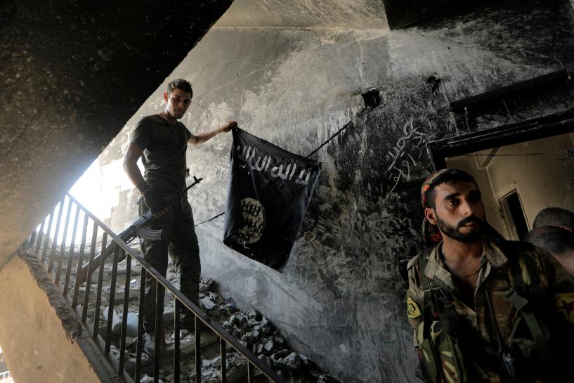Reuters's tweet photo. Less than 1,000 IS fighters remain in Iraq and Syria, coalition says https://t.co/ePPhQAYfg3 https://t.co/9NE1CTp5Uo