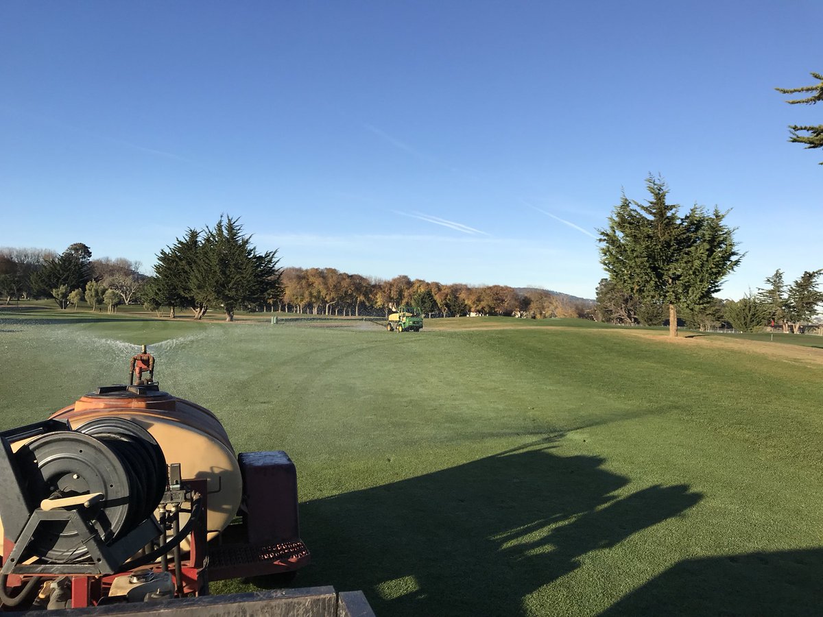 turfskipper's tweet photo. Dueling sprayers out on this beautiful morning spraying 1/4lbN with CAN27 and some liquid iron on fairways and rough. #isitreallyDecember? https://t.co/odDExX6C1X