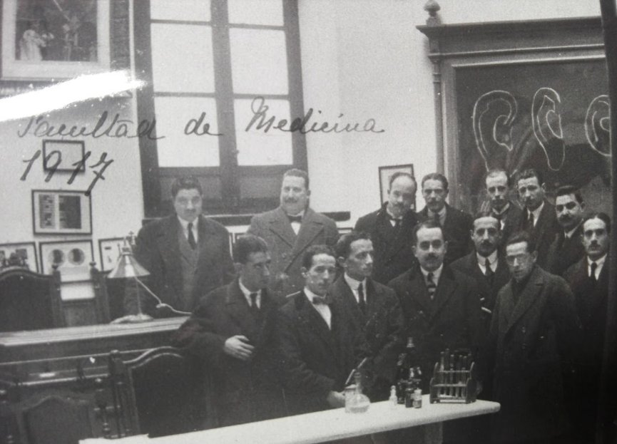 Antonio Lecha Marzo con alumnos de la cátedra de medicina legal de Granada en 1917. En la parte derecha aparece una pizarra con dibujos de formas de orejas, probablemente para presentar el retrato hablado de Bertillon 