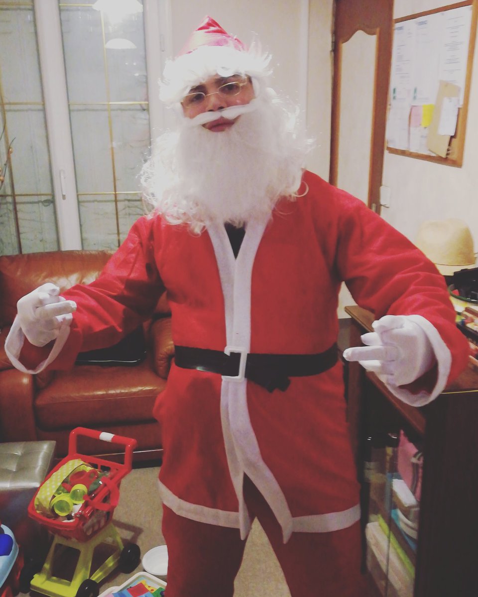MilcPil's tweet photo. Le père Noël ce FDP 🎄

#perenoel #santa #santaclaus #christmastree #christmas #red #beard #glasses #holidays #gift #surprise #picoftheday #fuck #lol #humour #december #gloves #white https://t.co/BwEYpC67u8