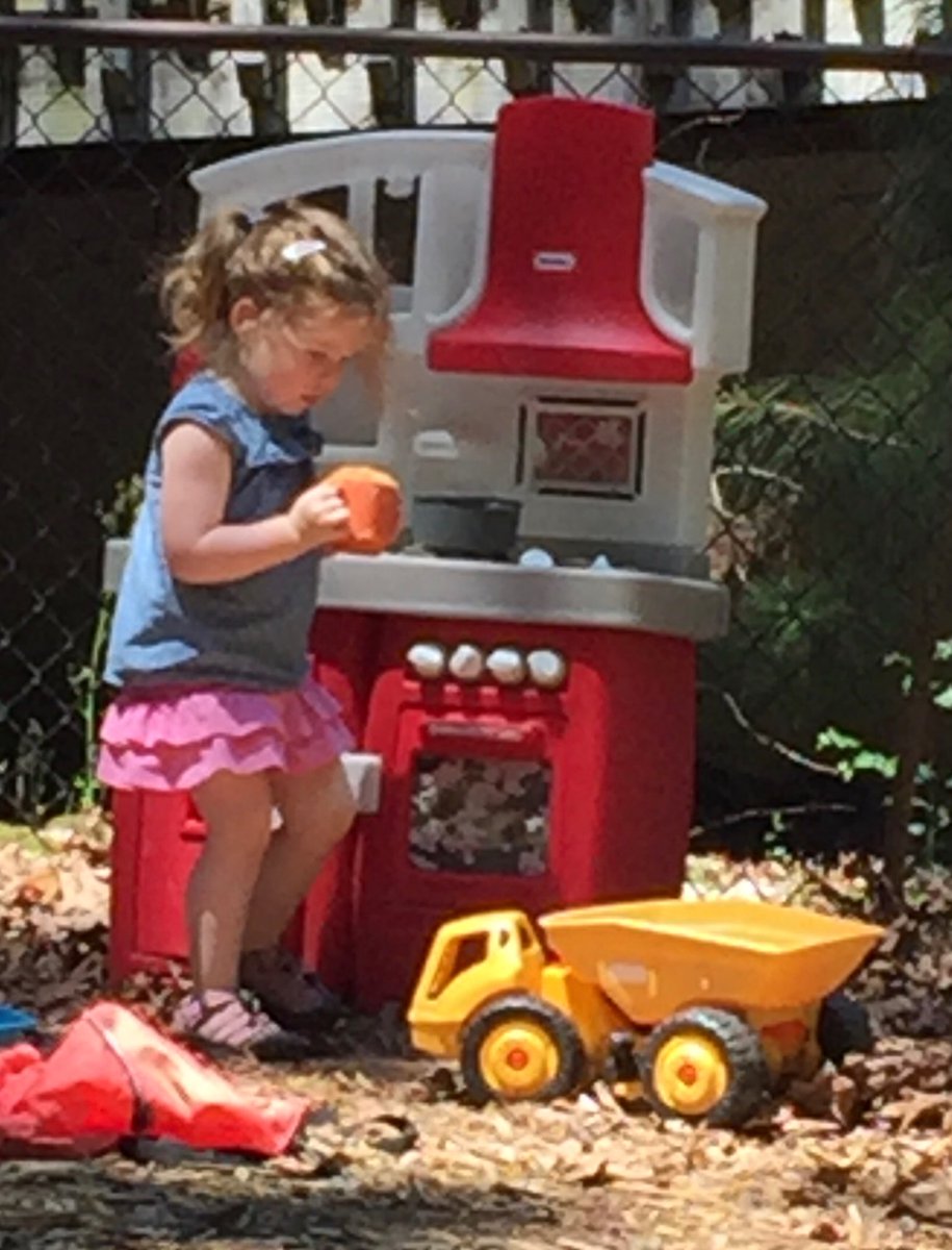 SchoolofGrace's tweet photo. Who says you can’t cook and construct at the same time? #2017inReview #LiveLearnConnectThroughPlay #TurtleClass https://t.co/xB93tu7APP