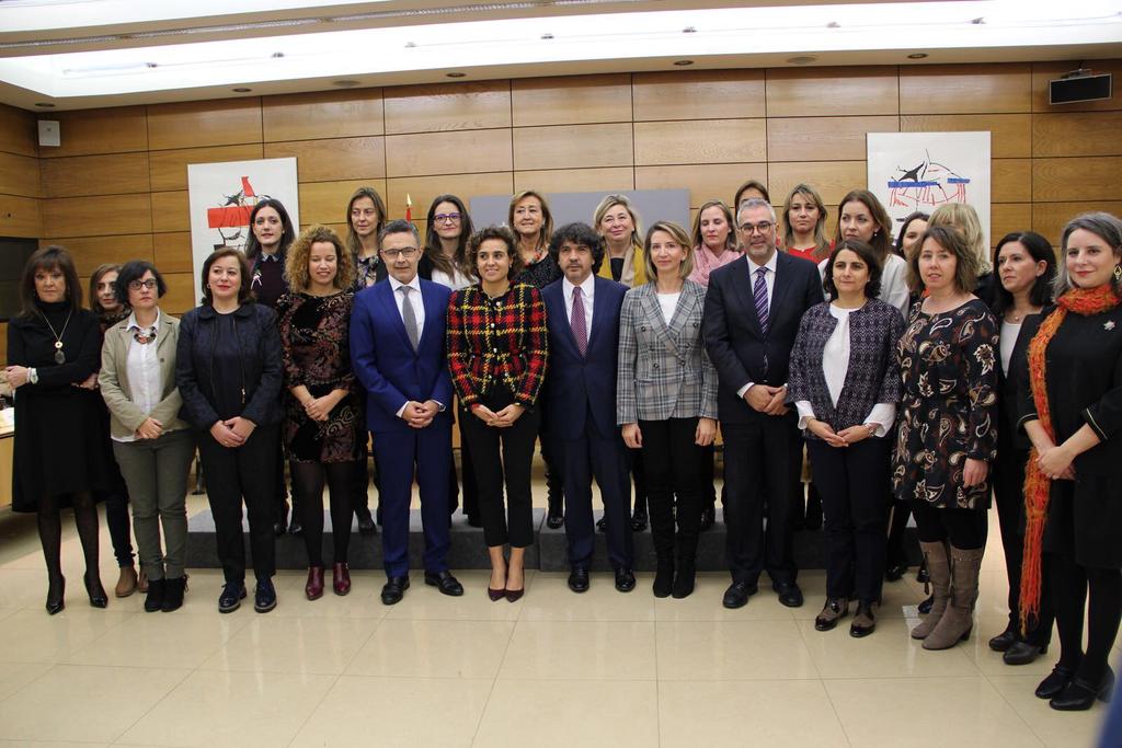 BarqueroAlicia's tweet photo. Con la aprobación del Pacto de Estado contra la #ViolenciadeGénero, su erradicación es considerada como una cuestión de Estado. El @regiondemurcia es parte activa para su aplicación y puesta en marcha, para conseguir una sociedad libre de violencia https://t.co/dSGHYhtNcH