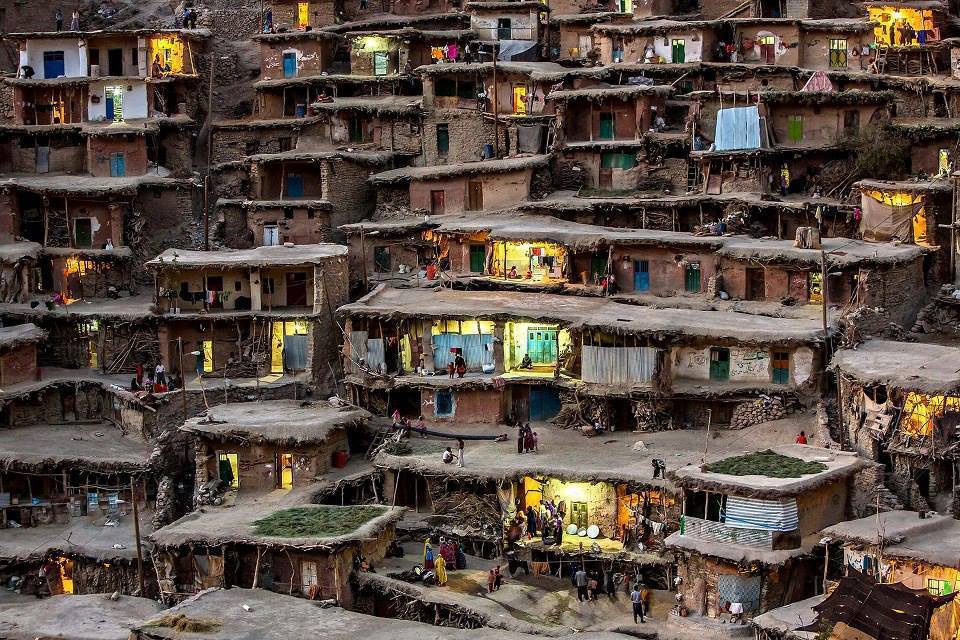 KurdWallpaper's tweet photo. Ey Kurdistan
Ey xwîn
Serê hespê xwe berdaye bi çargavan tê Selaheddîn
Di şerrê te de Mem’ î şûrê destê xwe ji xwe re kiriye Zîn
Me ji çermê xwe yê çirriyayî ji te re çêkiriye Ala Rengîn
Nebî nebî ji bo mirina me megirî û meke şîn
Mirina ji bo te şêrîn https://t.co/S0qjqVRz07