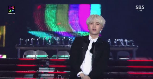 allkpop's tweet photo. SUGA shuts down haters accusing #BTS of lip-syncing in the coolest way at '2017 SBS Gayo Daejun' https://t.co/yJChttNMUA https://t.co/JS90VYoauN
