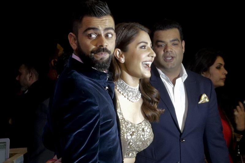  @AnushkaSharma &  @imVkohli while arriving at their reception last night   #VirushkaReception  #Virushka