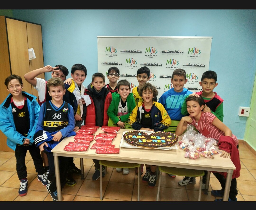 Hoy entreno diferente. Objetivo encontrar los regalos escondidos en algún lugar del pabellón. 
Grandes leones 🦁🏀