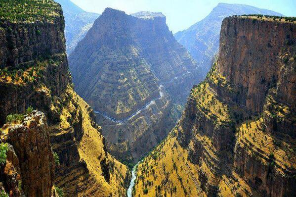 KurdWallpaper's tweet photo. Li te xweş helal be her çi ji me nîvco mabe, jîn an jî evîn
Kî ji me qîma xwe bi bindestiyê bîne bila lê bibe jehr û enderîn https://t.co/dKMwIygBBG