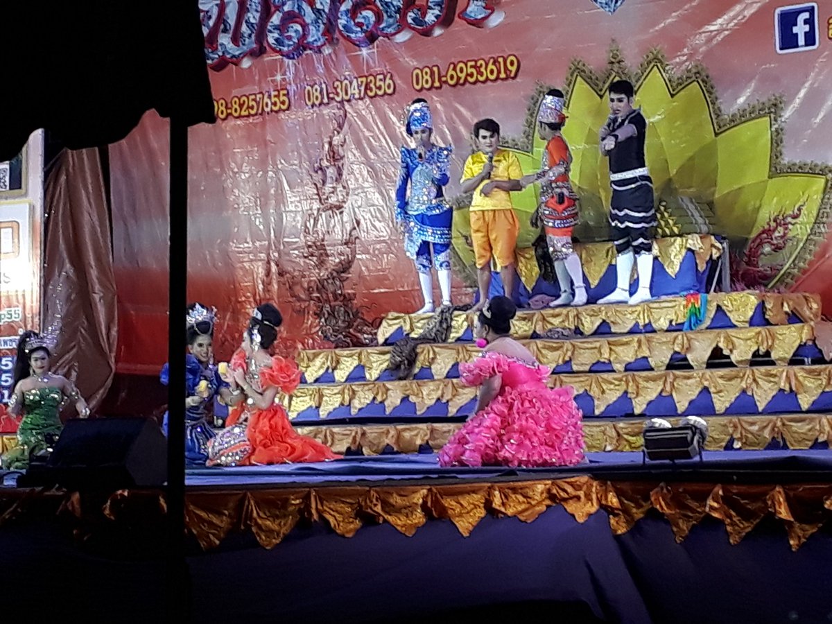 _Mameeya's tweet photo. เพื่อนโดนแฟนบอกเลิกมันเลยชวนขับรถเล่นเพื่อทำใจ มันขับไปมันก็เงียบตลอดทางถามอะไรก็ไม่ยอมตอบ
จนขับมาถึงอยุธยา สรุปได้มานั่งดูลิเกกับมัน เออ ดีเนอะอกหักแต่ไม่ร้องไห้เสือกพามาดูลิเกอีก ก็ดีที่ขับรถมาไม่เสียเที่ยว 555555555555555555 https://t.co/0UjN4y3Wk3