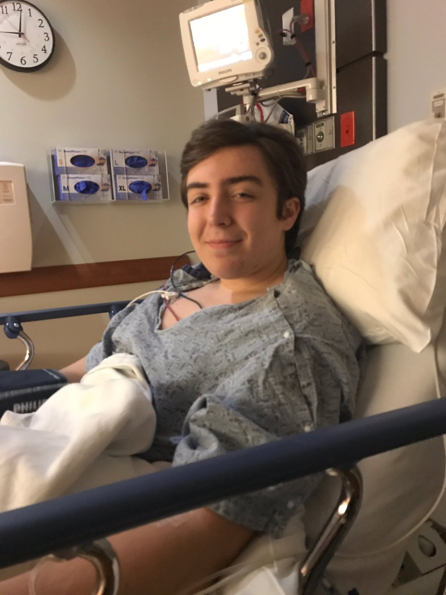 matthewiancu's tweet photo. Successful surgery for the boy @Brody214 Now the #Comebackszn begins 😈⚡️🍽 #NoACLNoProblem https://t.co/fqqm2LNz1F