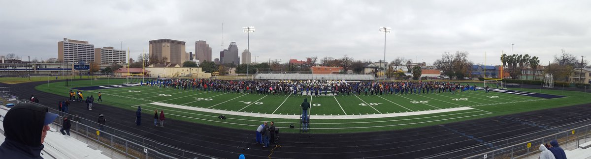 Barisax1988's tweet photo. The Alamo Bowl halftime rehearsal
#DHSHornets https://t.co/KDPxVIaJ9D