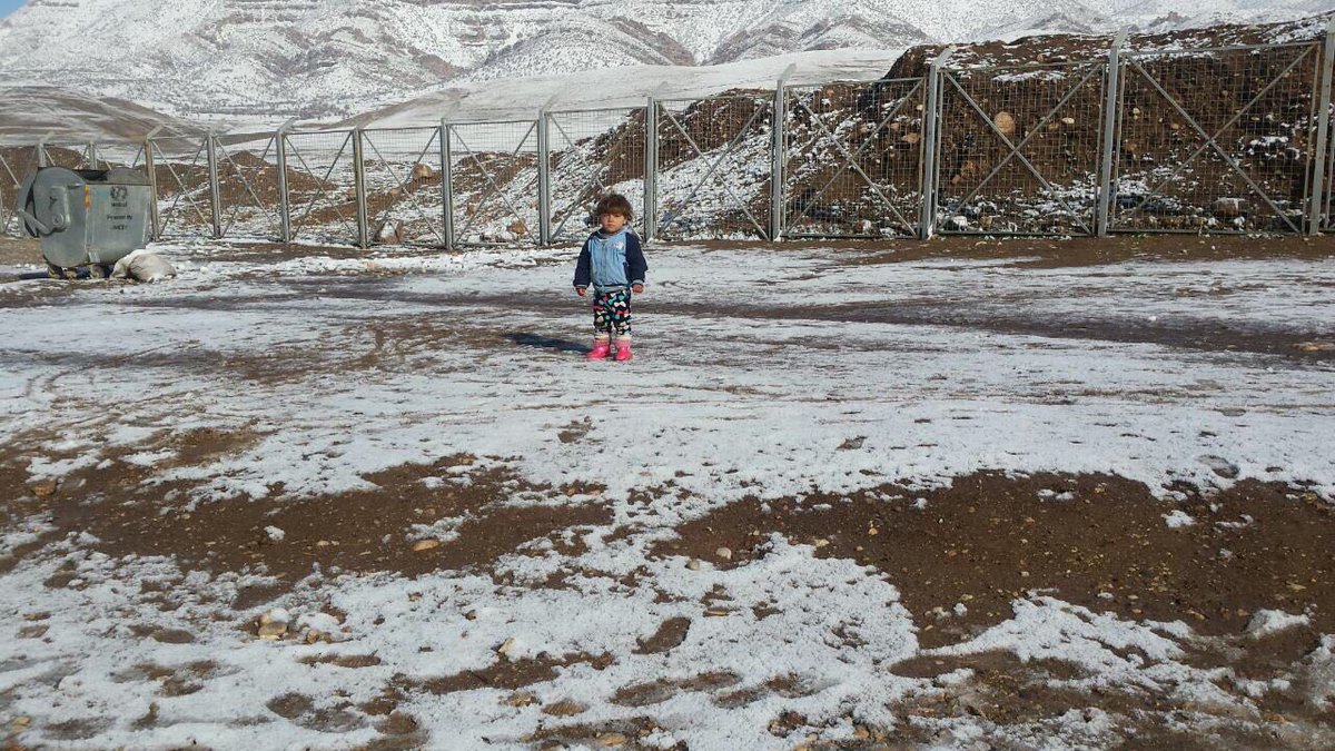 UNHCRCanada's tweet photo. Midnight tonight is your last chance to give hope and #makewinterwarm for refugees around the world while still receiving a 2017 tax deduction. 

Please donate at: https://t.co/Mf0LnuZMfZ https://t.co/wPHmvgnLjR