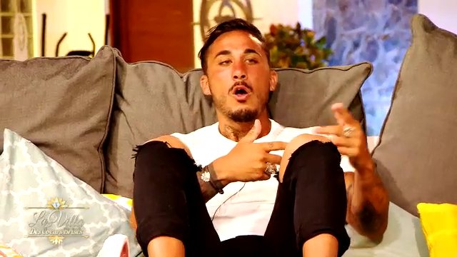 LaVilla_TFX's tweet photo. #LaVilla3 Jolie déclaration d'amitié de @VivianSecret8 à @beverlyofficie1 ! RT si tu aimes ce binôme ! https://t.co/sTHbFqFNlL