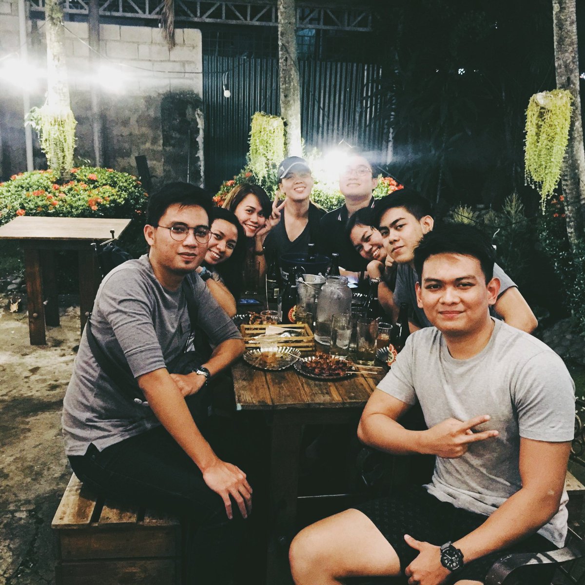 rysangelica's tweet photo. catching up with these ppl 🍺🍴🍕☕ #hsloves ✨💖 https://t.co/7LIGzAltFu