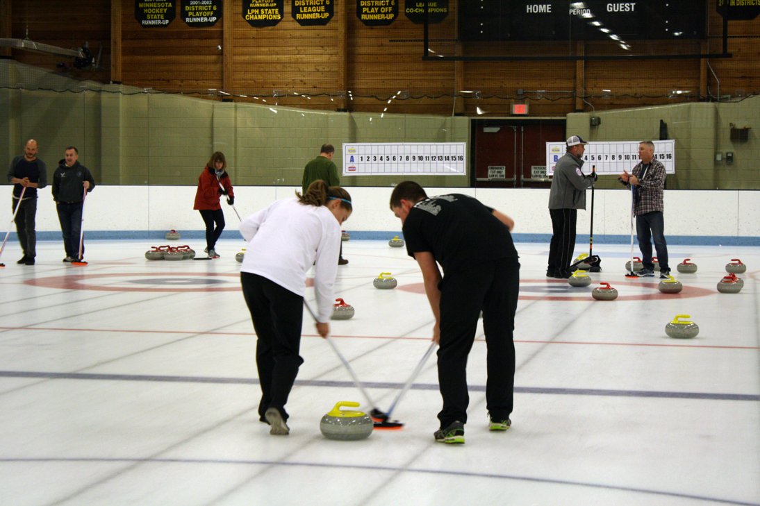 BurnsvilleMN's tweet image. Got a resolution to try something new in 2018? Learn to curl at the @BvilleIceCenter ! Leagues, lessons and private events are available for this popular sport. #LetsPlayBville burnsville.org/index.aspx?nid…