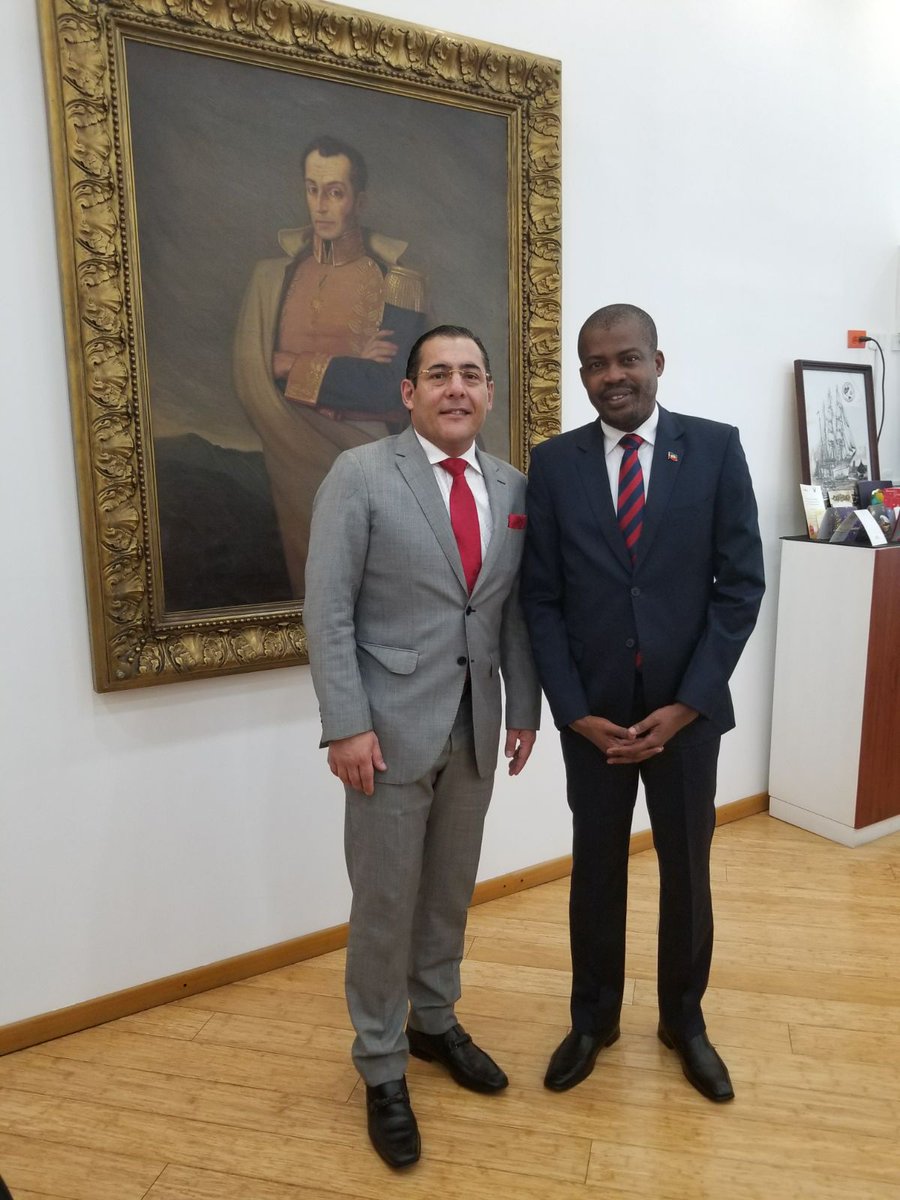 Hoy, el Embajador <a href="/leslydavid222/">Lesly David</a>  sostuvo una reunión con el Ministro de <a href="/DefensaEc/">Ministerio de Defensa Nacional del Ecuador</a> <a href="/PatoZambranoR/">Patricio Zambrano R</a> para hablar de la #cooperación y varios proyectos #Haití #Ecuador #diplomacia