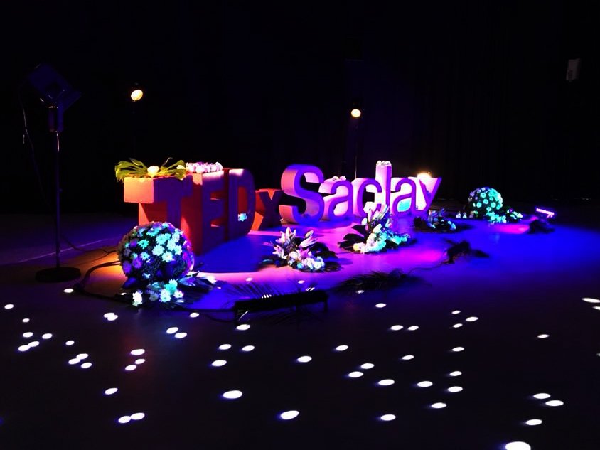 Découvrez l'installation lumineuse d'Aglaé sur le plateau de TEDx Saclay!! ✨🤩😎 
Vous souhaitez en savoir plus sur nos services événementiels? : fr.ulule.com/aglae-le-veget… 
#auserviceduvivant