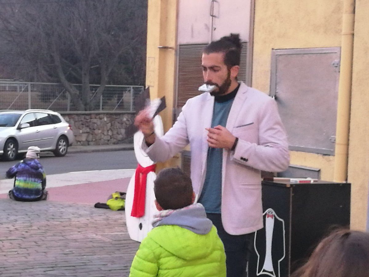 elspera's tweet photo. Màgia de carrer amb un dels nostres mag en ple nadal! #Nadal2017 #magia #show #Artista #comedy #humor 
Contractacions d'artistes: info@elspera.com / https://t.co/wSdFZBmuF4 https://t.co/JRDeLJDixk