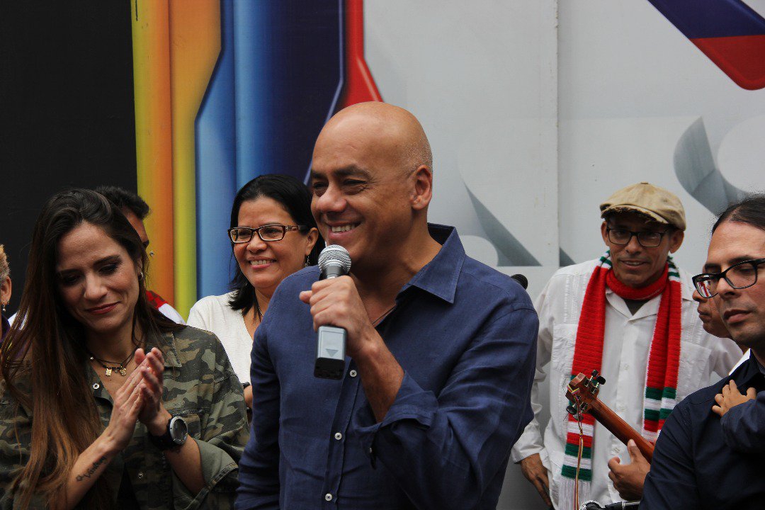 CcsConJorge's tweet photo. ¡Con alegría, entusiasmo y diversión este miércoles 28 de Diciembre, el Ministro @jorgerpsuv compartió un grato momento junto a los hijos de los trabajadores de @VTVcanal8 en una Fiesta Infantil Navideña! https://t.co/cvvQRKCrwP