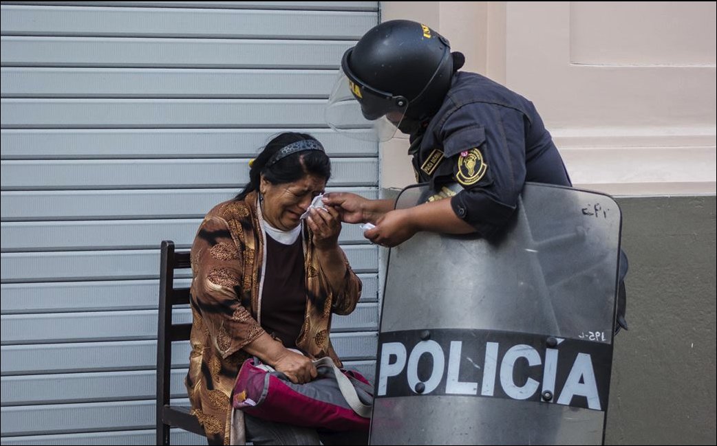 CNNEE's tweet photo. El gesto de un policía con una mujer en una protesta en Perú se vuelve viral  
https://t.co/b3p7USg114 https://t.co/kN4rHR0fTV