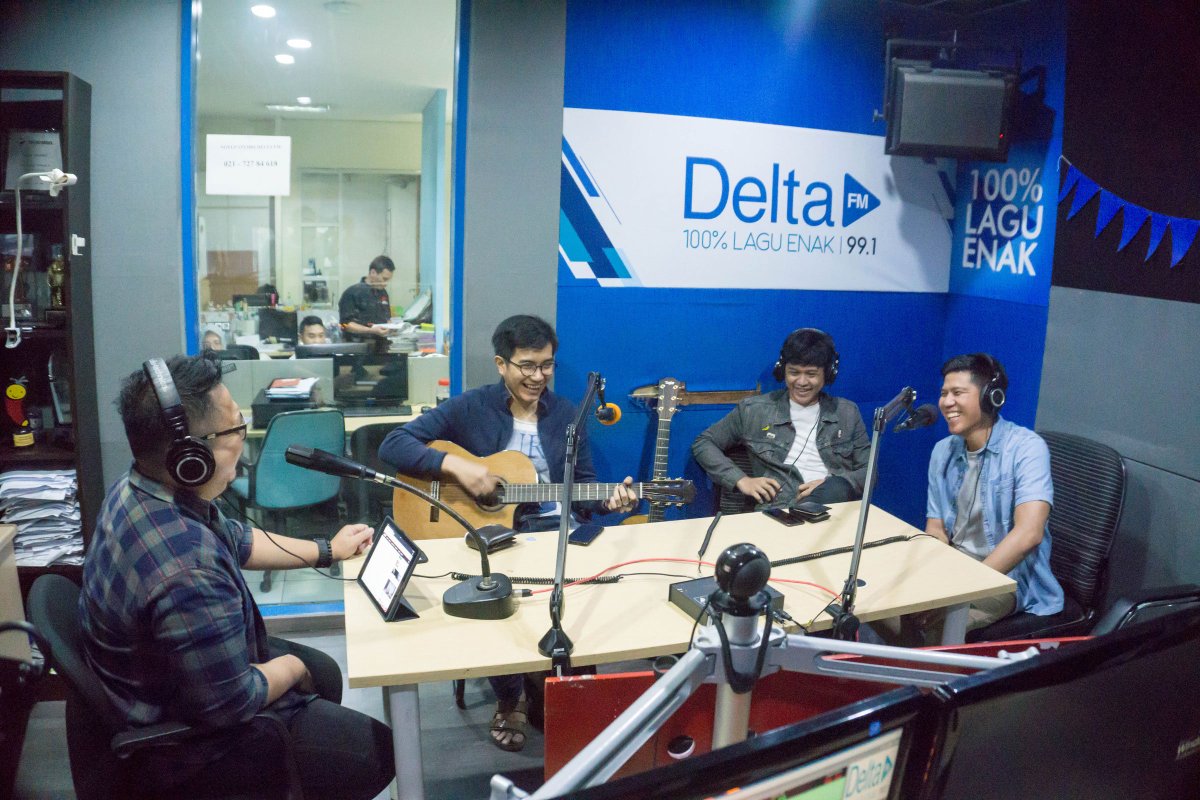 Rencana <a href="/laleilmanino/">Laleilmanino</a> di tahun 2018 ini apa sih? Sambil dengerin jawabannya, sambil mereka siap-siap buat live akustik di #TamuAkhirTahunDeltaFM bareng <a href="/renopepno/">#1 Supporter</a> #ZonaLaguEnak Delta FM nih. <a href="/lalepsi/">Arya Aditya</a> <a href="/ilmanibrahim/">ilman ibrahim isa</a> @ninokayam