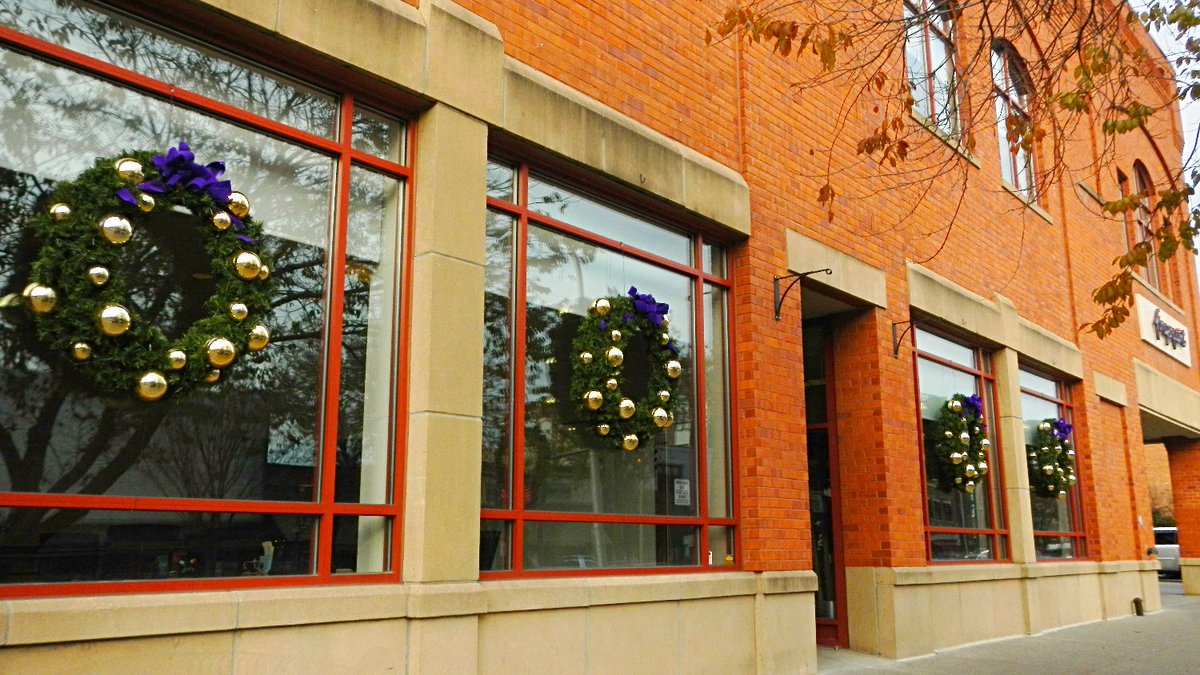 CountryHouseNY's tweet photo. The #Lights of #Broadway #blog: https://t.co/QHLDqeqZ0B | @SilverwoodHome @Fingerpainters @Gap #Kilwins #Saratoga https://t.co/Xprq2Vy85l