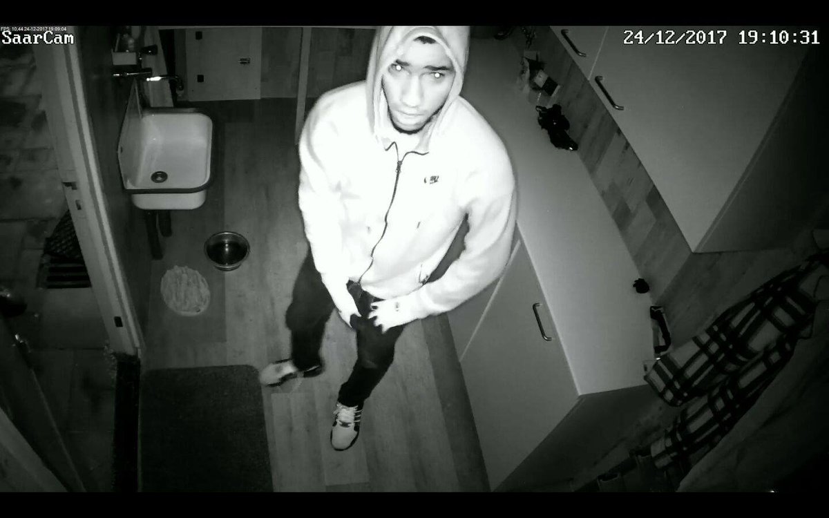 Op kerstavond is er ingebroken a/d Molenbelterweg, Holten
De daders hadden er niet op gerekend dat er een camera geplaatst was, één van hen staat vol in beeld. Wie kent de dader? facebook.com/photo.php?fbid…
Delen wordt op prijs gesteld.
