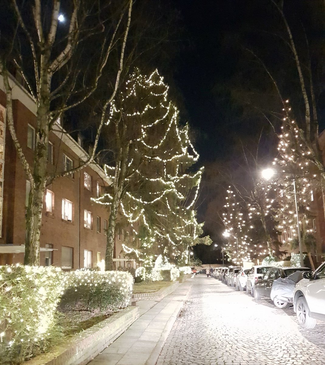 Guten Abend aus Köln • Unser Social Media Team war am zweiten Weihnachtsabend für euch in Köln unterwegs • Gefällt euch die #Xmas #Impression? • Wir wünschen einen entspannten Mittwoch Abend • Team <a href="/hotelkoeln/">PhiLeRo Hotel Köln</a> • ➡️ philerohotel-koeln.de ⬅️ #Köln #TravelBlog #Cologne