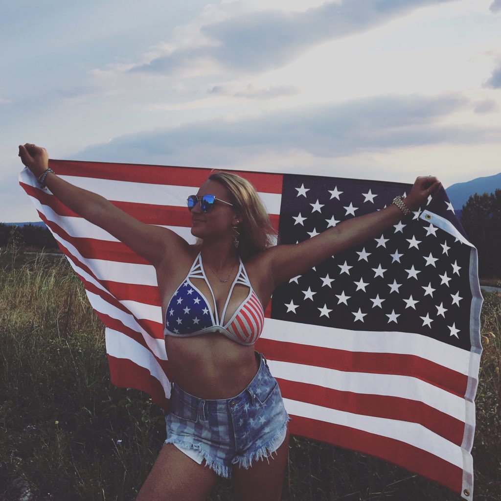 _nicolefelice_'s tweet photo. #NuovaFotoProfilo
I miss America, Summer and TacoBell sooooo much💙🇺🇸 https://t.co/eKsCY10q1S