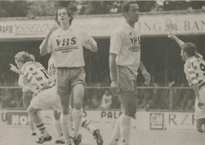 OldiesDTC1's tweet photo. Kent u deze nog?
@badedas0001 scoorde in de nacompetitie tegen Den Haag in 1995 de 1-1. (uitslag 3-1) Misschien wel het belangrijkste doelpunt uit zijn carrière. Uiteindelijk zou De Graafschap promoveren...
Rob scoorde zijn laatste doelpunten in 2009 voor @DeBataven
#OldiesDTC https://t.co/wkZKzB4yKB