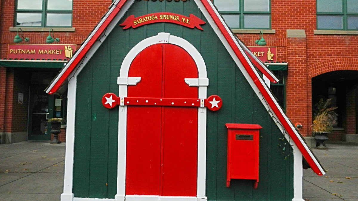 CountryHouseNY's tweet photo. The #holidays are here! | #blog: https://t.co/QHLDqe9nC1 | #Santa's #house @SaratogaArms @CraftersGallery @aSilverBreeze  | #Saratoga #decorates on #Broadway! https://t.co/uXTV6WnGBB