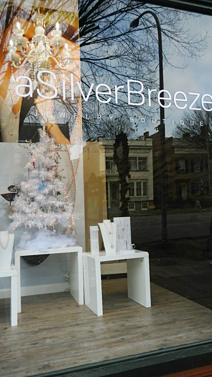 CountryHouseNY's tweet photo. The #holidays are here! | #blog: https://t.co/QHLDqe9nC1 | #Santa's #house @SaratogaArms @CraftersGallery @aSilverBreeze  | #Saratoga #decorates on #Broadway! https://t.co/uXTV6WnGBB