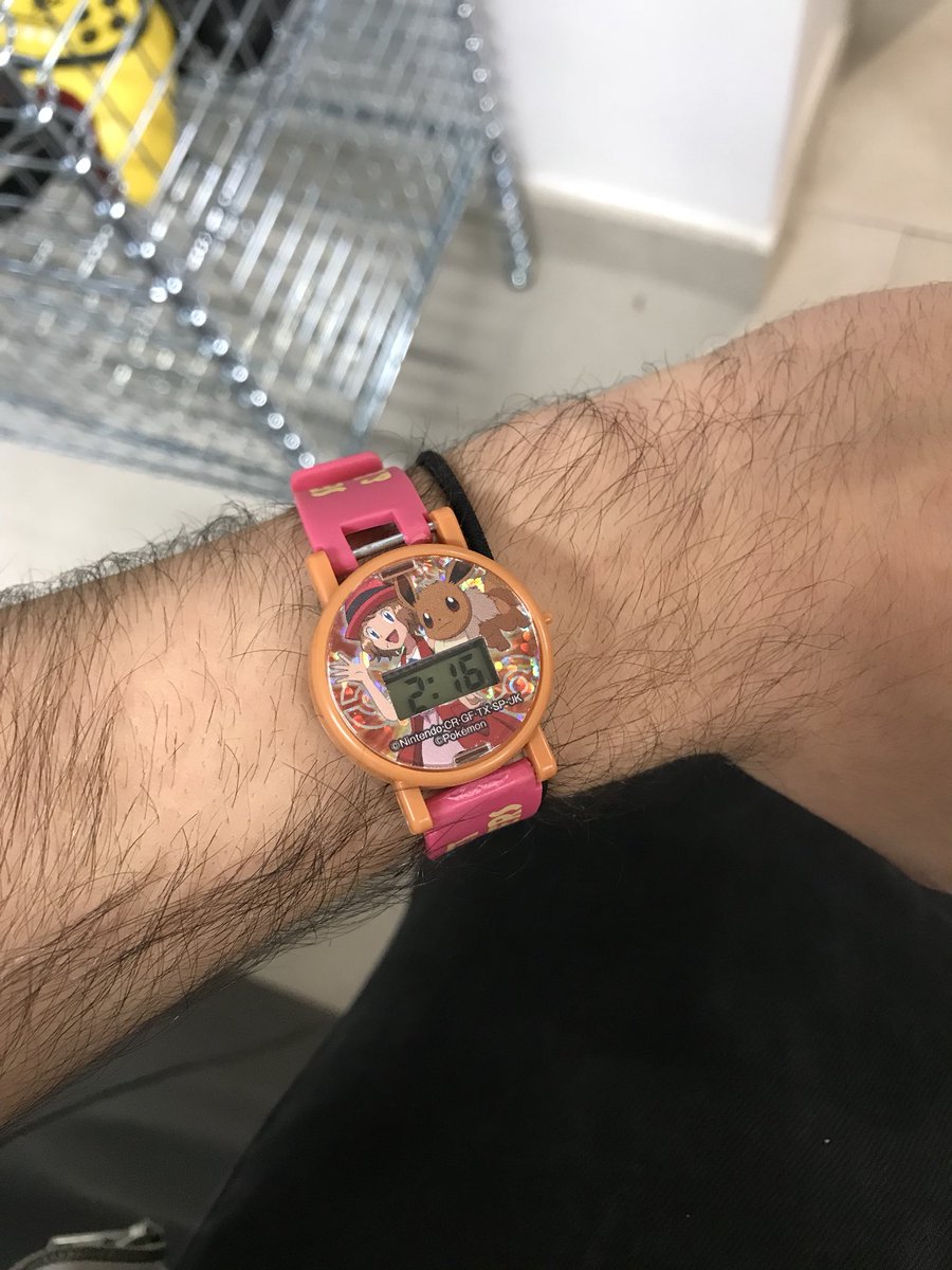 Wismichu's tweet photo. Vosotros tan vestir de Gucci y Supreme y yo tan llevar un reloj de Eevee rosa con la hora mal puesta, un coletero de mierda y medio brazo afeitado porque me aburría. https://t.co/wSuhVXXdfh