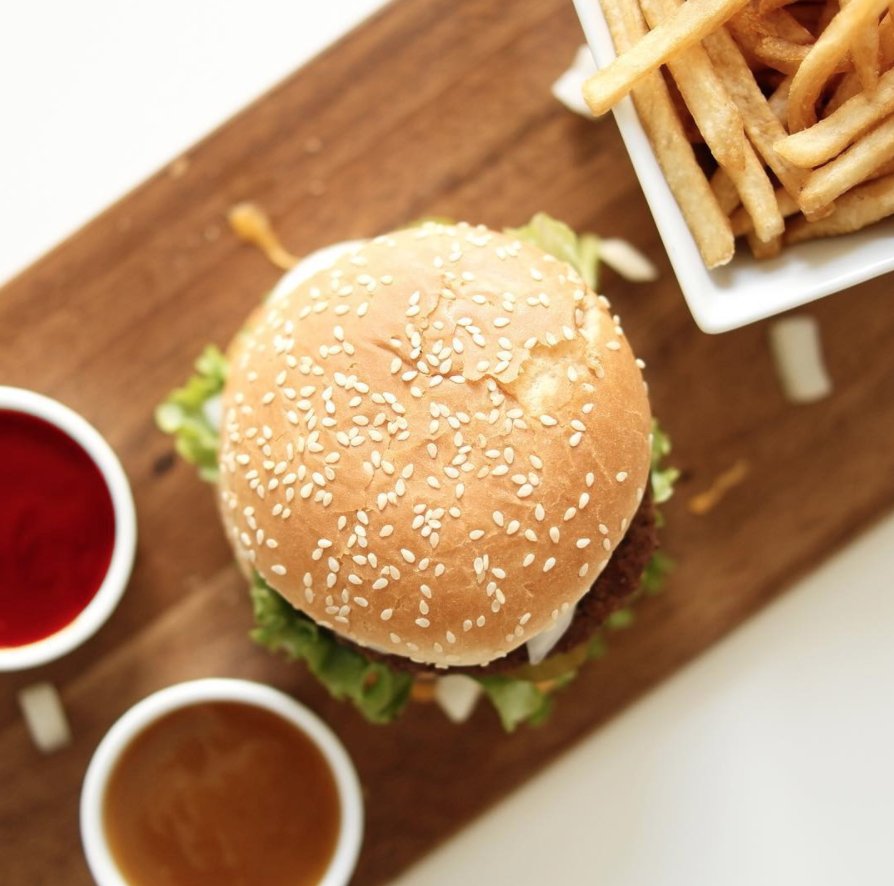 Dinner time! 🍴 Not sure what to eat? How about a mouth-watering Big Mac to satisfy your appetite? #YesPlease