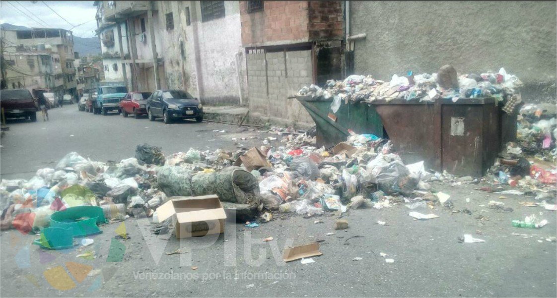 ReporteYa's tweet photo. #28Dic Varios sectores de Caracas están repletos de basura por falta del servicio de recolección https://t.co/BzXbTdHocj   https://t.co/ulQYHaZDLo -@VPITV