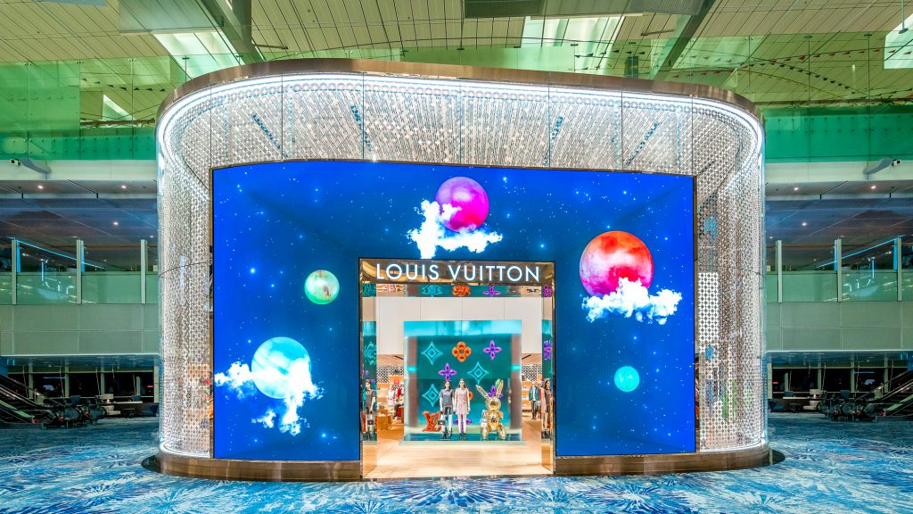 St. Regis Singapore on X: Travellers, rejoice. Louis Vuitton has just  unveiled its two-storey duplex at Changi Airport. Housed inside the new  Crystal Garden in the Departure Transit Hall of Terminal 3