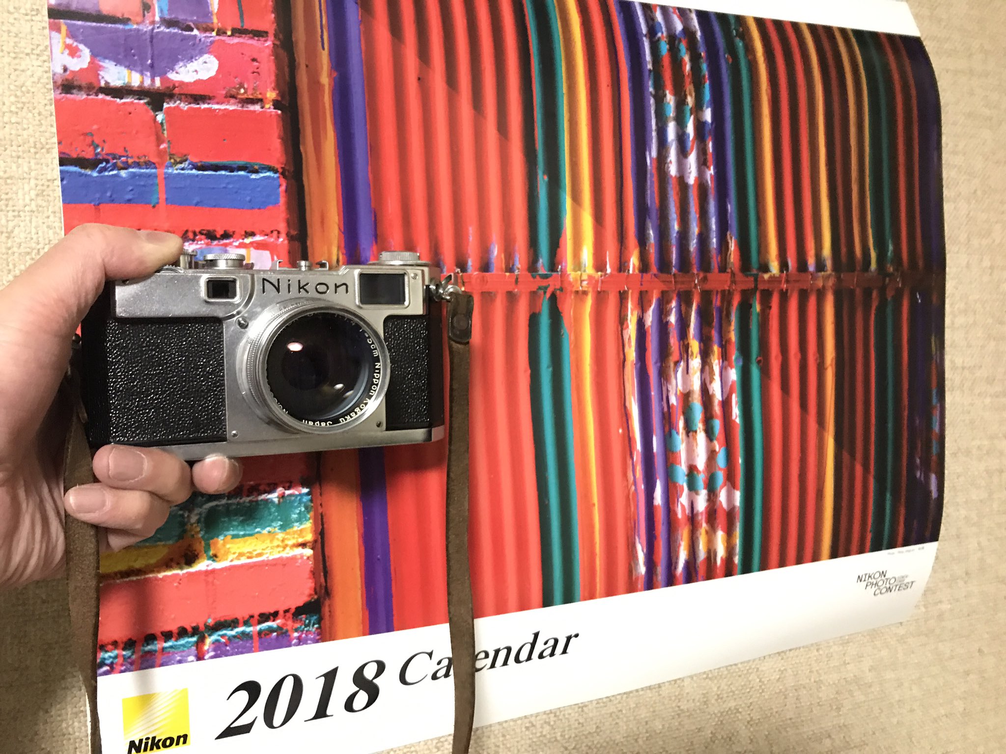 おおつか 来週からlove40だよ 18年のニコンカレンダーをゲット おうちに唯一のニコンのカメラnikon S2と一緒に記念写真 来年はこれで写真撮ってみようかしら Nikon Nikon S2 カレンダー