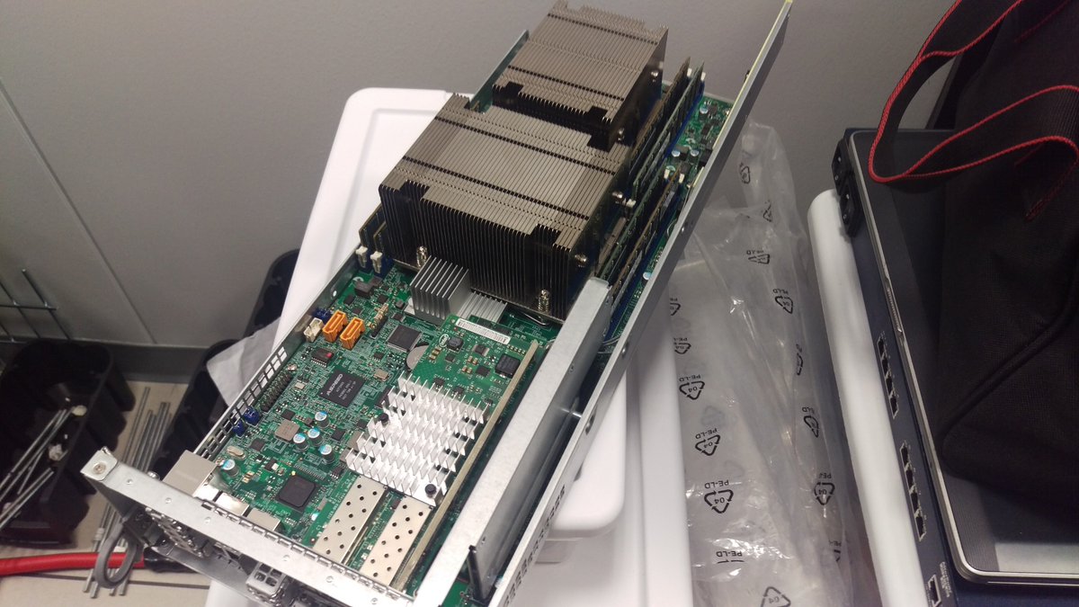 VeeroTech's tweet photo. A few #supermicro twin chassis' ready with #ssdhosting options! #resellerhosting #ssdwebhosting https://t.co/D3yyk9ifdx