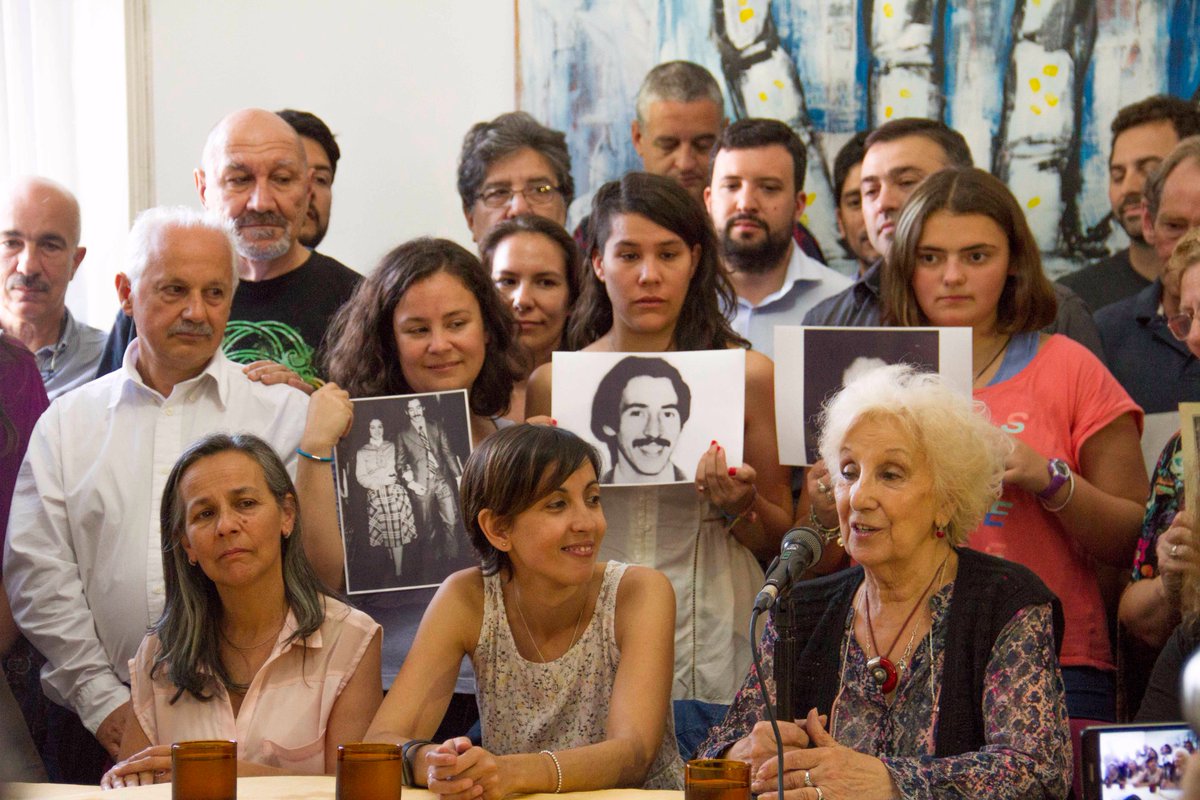 lacapital's tweet photo. 📑 #Confirmado Abuelas de Plaza de Mayo anunció la recuperación de la #Nieta127
➡ https://t.co/1H3sasyRsU https://t.co/Q5WjIHL9Jr