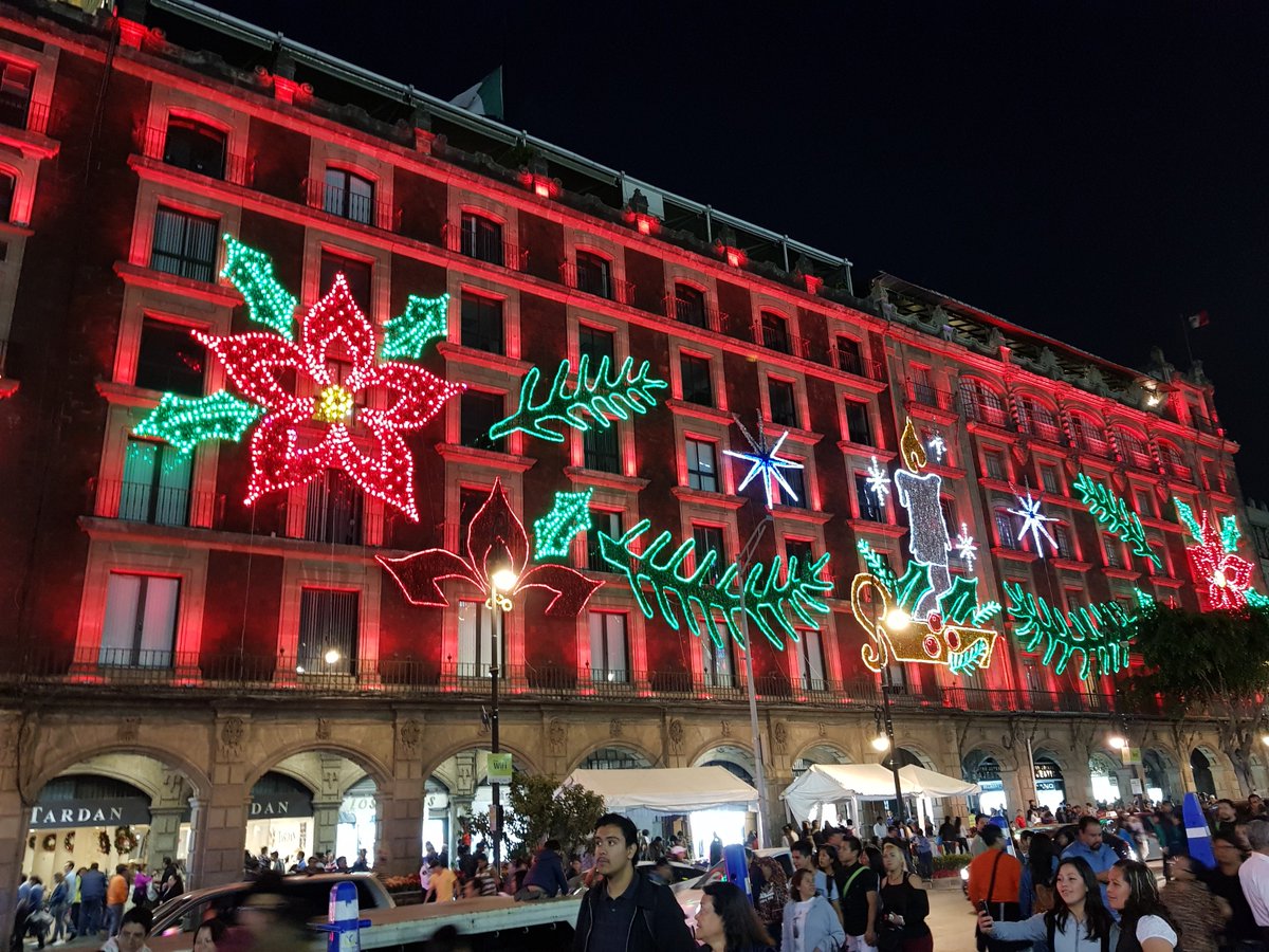 turismocdmx's tweet photo. ¿Estás de vacaciones en la #CDMX? Visita el #CentroHistórico y prende tu noche con la iluminación de #InviernoCDMX. https://t.co/cUoq06gJOy