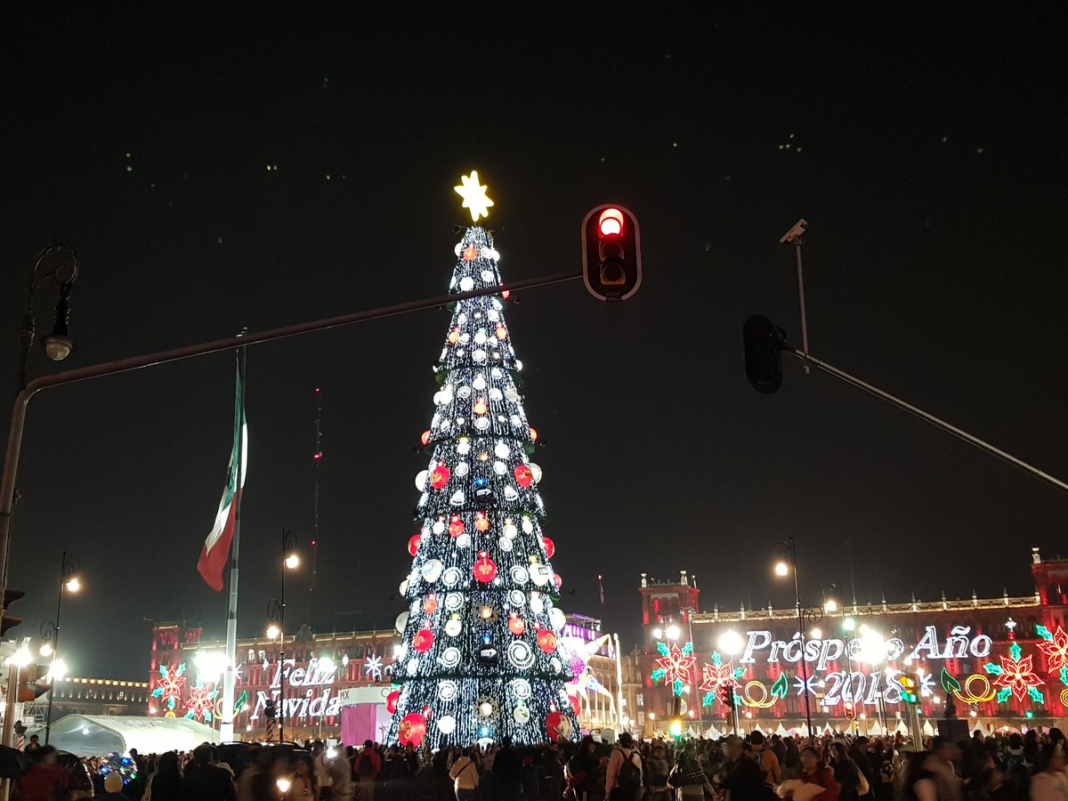turismocdmx's tweet photo. ¿Estás de vacaciones en la #CDMX? Visita el #CentroHistórico y prende tu noche con la iluminación de #InviernoCDMX. https://t.co/cUoq06gJOy